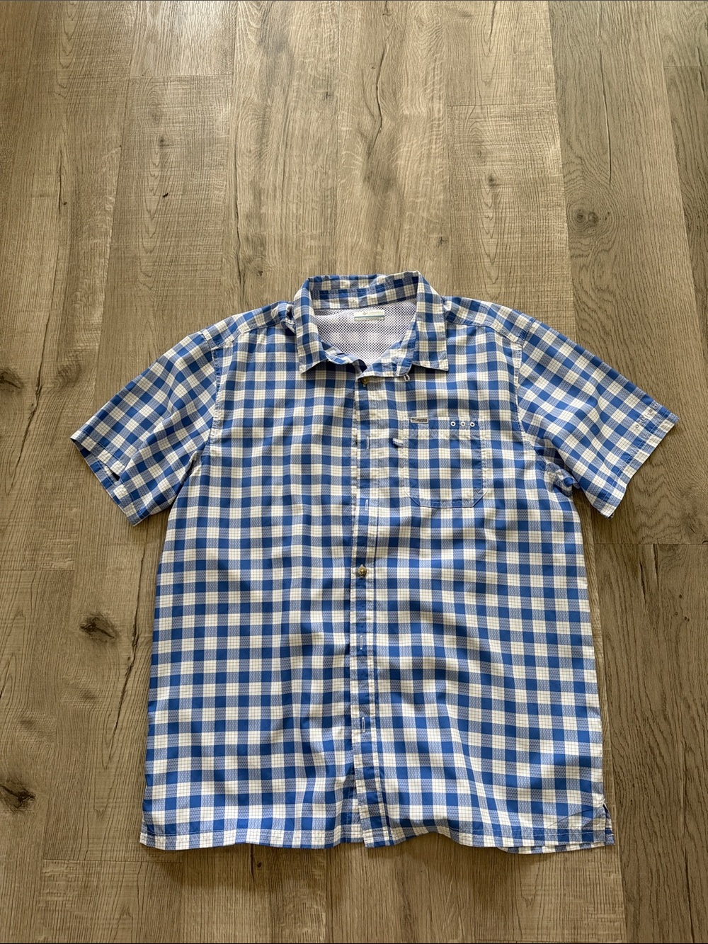 Columbia Men's Blue and White Check Short-Sleeve Shirt Large Omni Shade